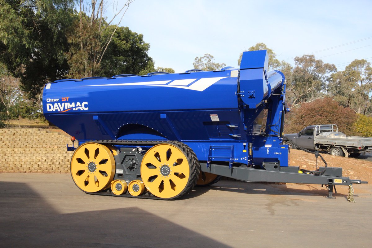 davimac_aus's tweet photo. Trailing our newest hub mount tracks on our Davimac Chaser Bin (note-bin has 2.6 wheel centres for transport-extended to 3m in field) https://t.co/VosNrZLG2Q