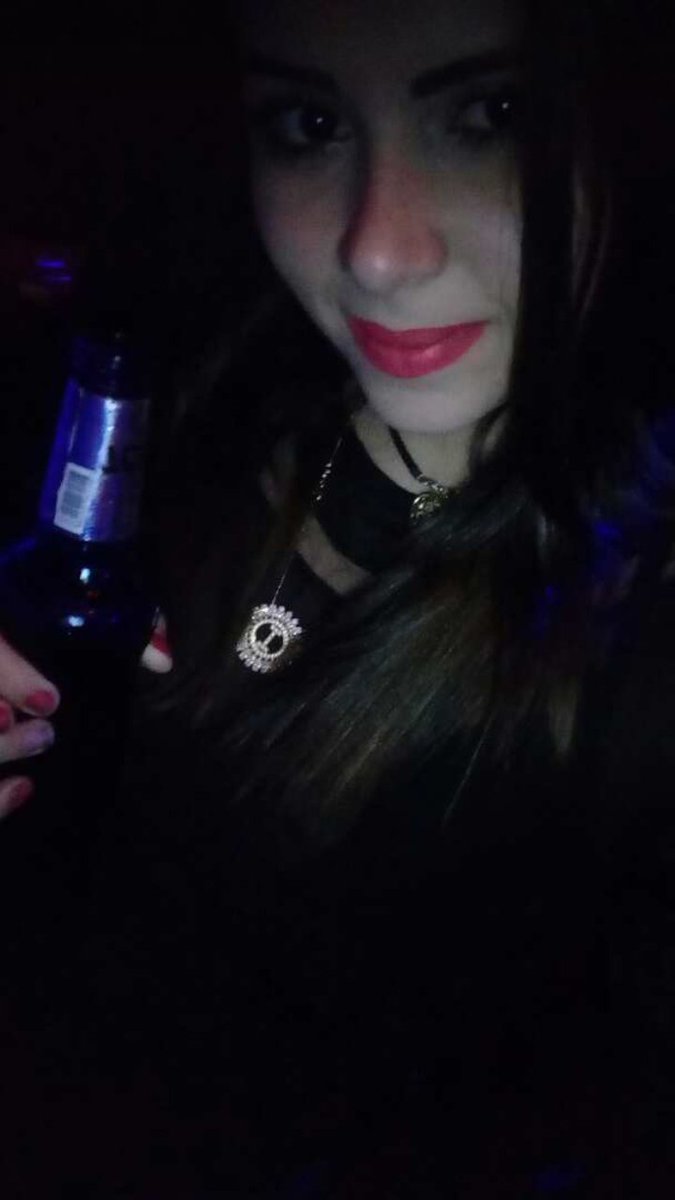 isa_ingles's tweet photo. Se apaixonar é a mesma coisa que beber cachaça, cerveja e vinho no rolê, você já sabe que vai dar merda mas mesmo assim vai lá e faz!  😂😂 https://t.co/HeHb42pbH5