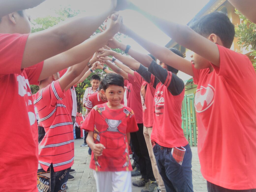 SMPIT Darul Abidin, Depok yg baru melaksanakan #HariPertamaSekolah hari ini. Diawali dgn penyambutan adek kelas oleh kakak kelas. Seru ya!