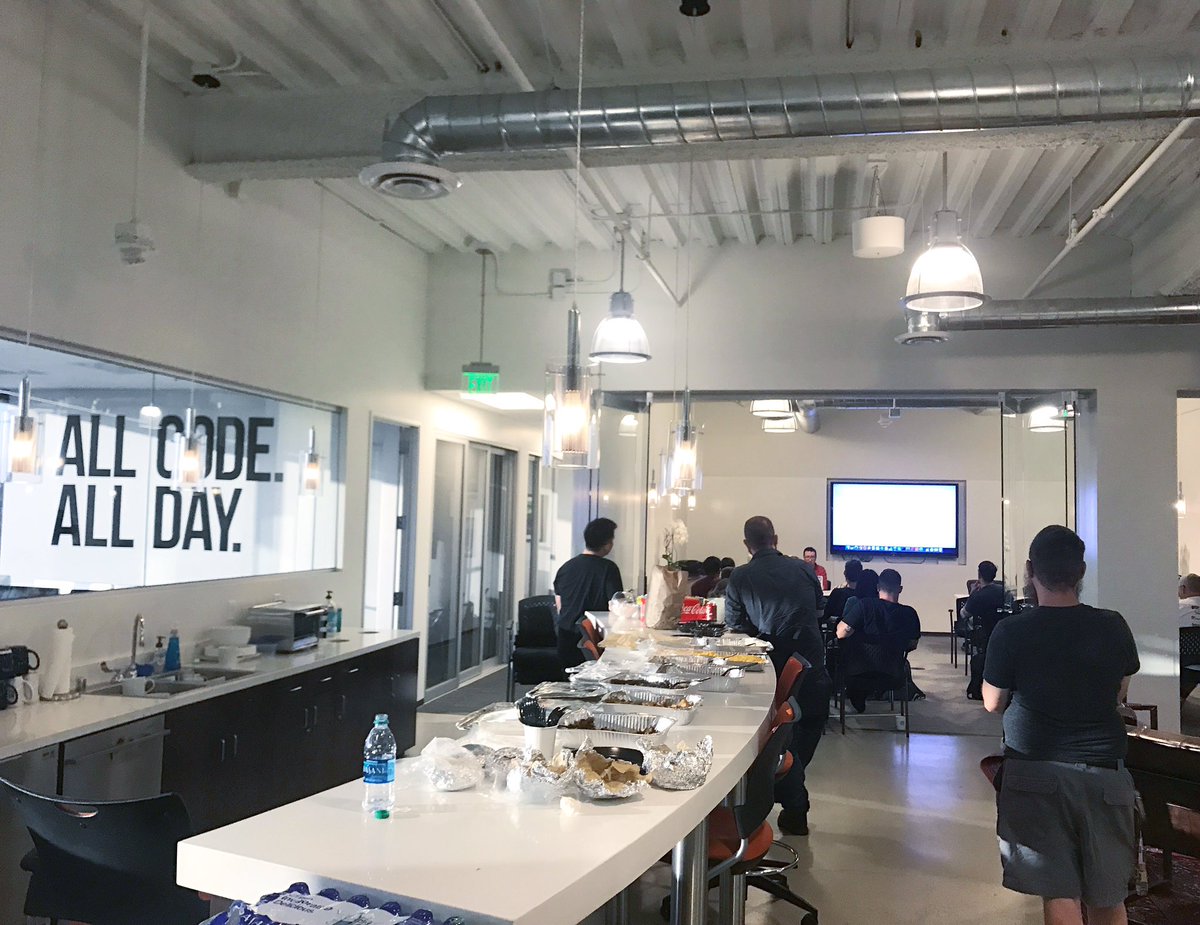 OCCSDEV's tweet image. Thank you @nraboy for flying in from SF to hang out and talk #Couchbase, #Angular, & #Node for @AngularJSOC at OC|CS!