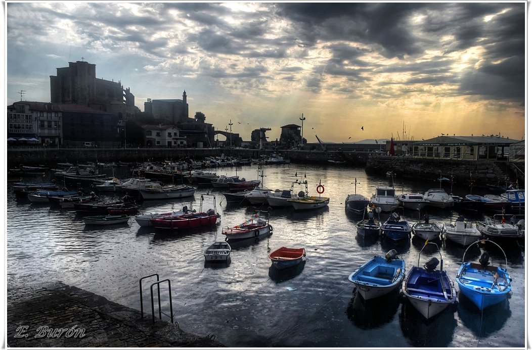 E_Buron's tweet photo. En #Castrourdiales tras la tormenta https://t.co/LcJicpYUZR