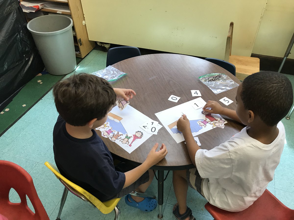 MrsJFeldmann's tweet photo. Story retelling in Brain Camp 😁📚📕@teachnbeach1 @AnnaRudowsky @ZywickiR https://t.co/aGWL9isK12