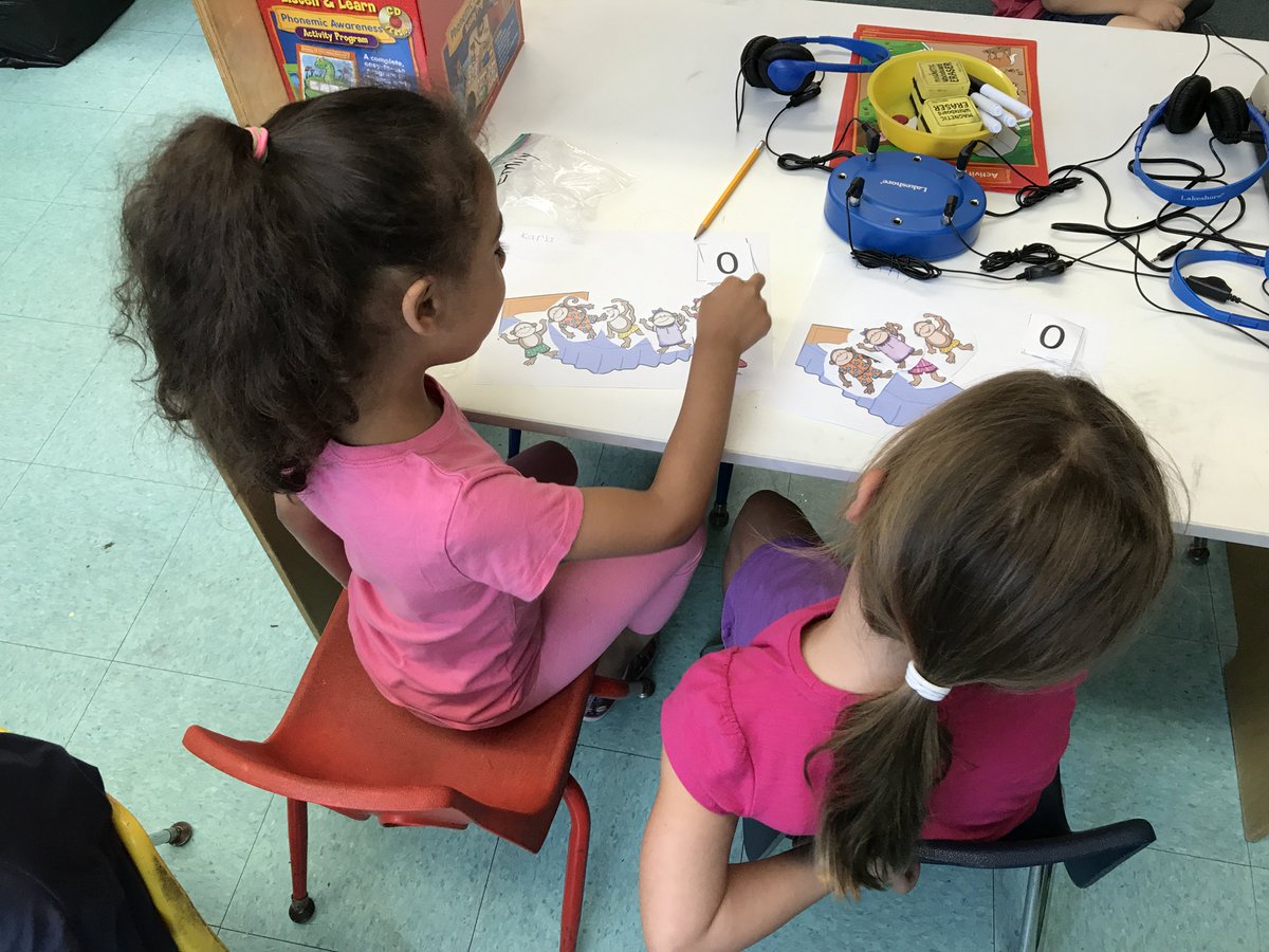 MrsJFeldmann's tweet photo. Story retelling in Brain Camp 😁📚📕@teachnbeach1 @AnnaRudowsky @ZywickiR https://t.co/aGWL9isK12