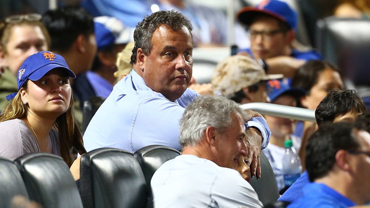 NBCPhiladelphia's tweet photo. Governor Christie gets booed after catching foul ball at @Mets game: https://t.co/1ke9E4WHiF https://t.co/AEnjIALMH0