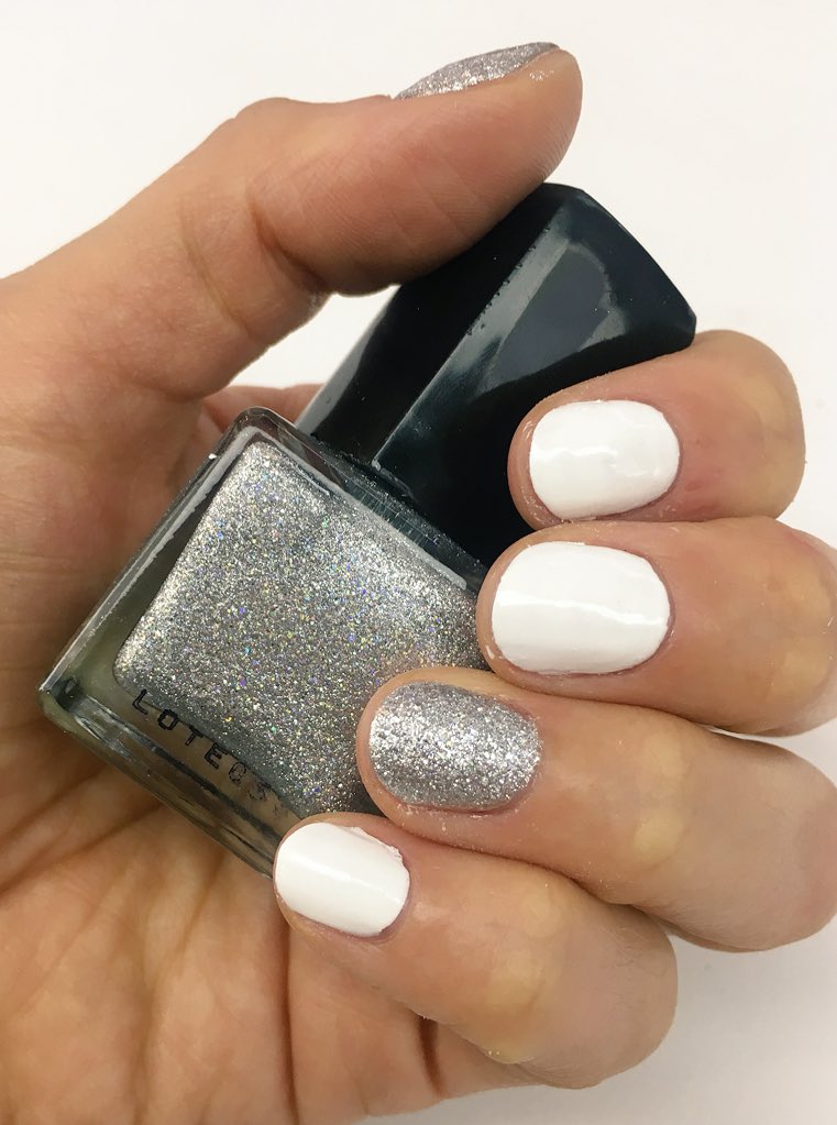 bianca_pescador's tweet image. #closeup de mi #manicure 💅 Blanco como acentos plata 💕En #QuickNails #DelValle (Moras 621) #cdmx #beautyblogger #nailpolish #nailcolor