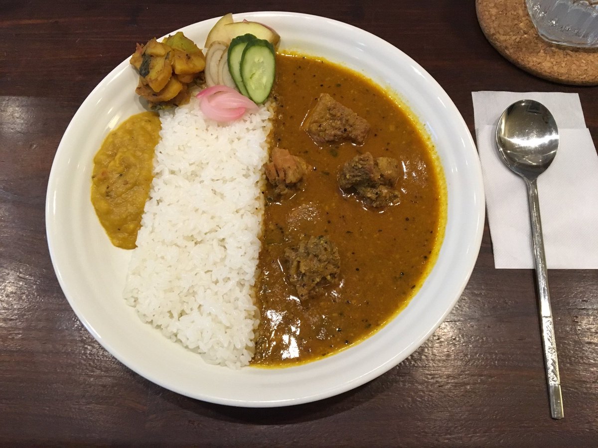 Popeye さぁ昼だ 学生さんにこそっと教えたいのが水道橋 カレー オリエンタルバル 桃の実 しっかり味のついた国産鶏のチキンカレーはごはんがすすむ 150円でダルとサブジををセットにすれば インドカレーの奥深さも感じられて カレー入門にもいい