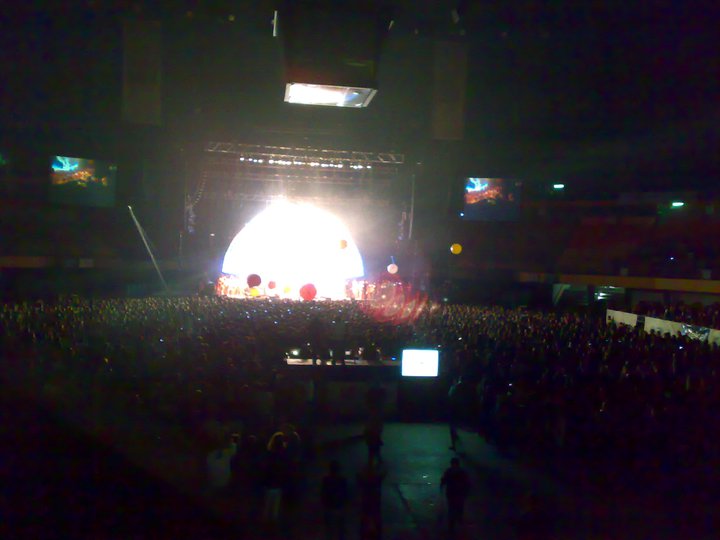 CHRISANdTEMOs's tweet photo. #lollarmx #Lamusicatehacevolar Flaming lips son los maestros https://t.co/Gm8uQwxr4s