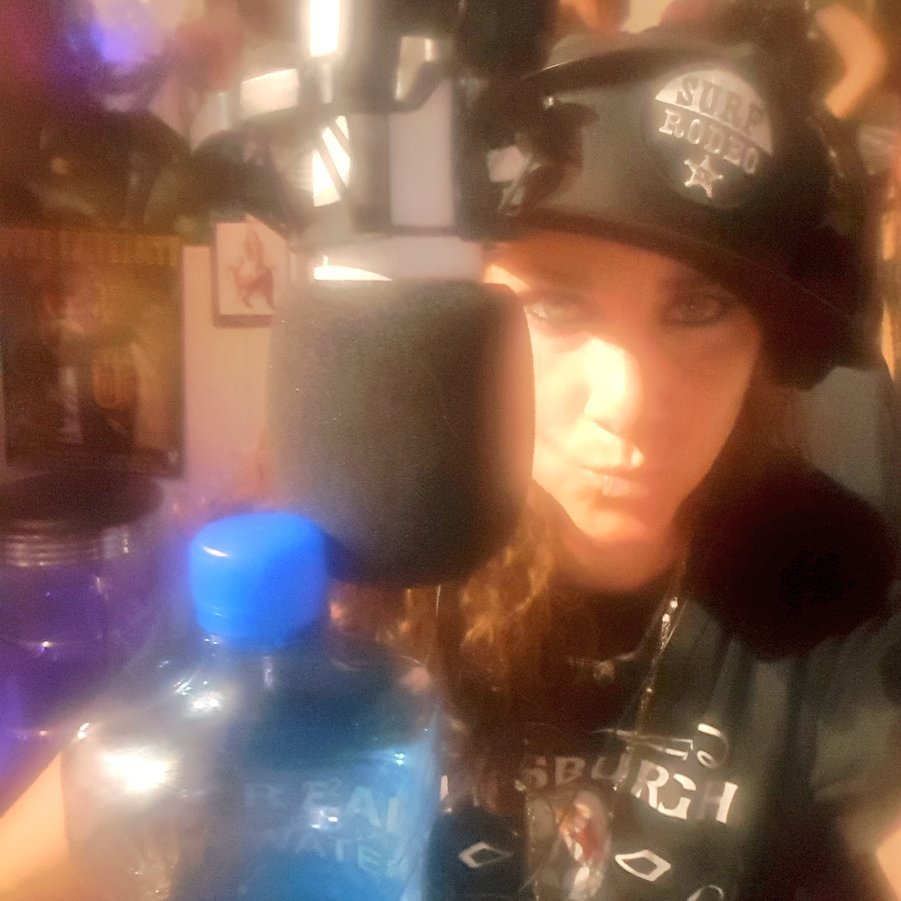 BonnieEyez's tweet photo. #MyLife #RealLife #RealQueen #RealMom #RealRoyalty #RealRadio #RockingComedyShow #VegasRadioRocks @rockingcomedy @RealWaterCorp #NewPic Muah https://t.co/XMY3ZBX93l