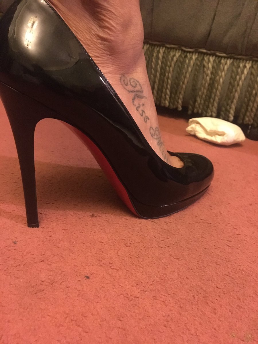 FootTongue's tweet photo. Guess who #honured #kissmiss #cantbelievesheshere https://t.co/M1fnmSUBSb