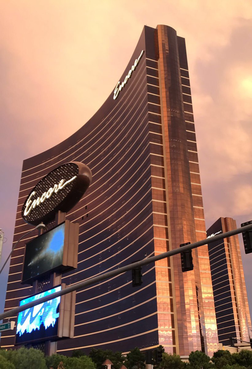 halib78's tweet photo. Vegas, y'all - absolutely NO filter ❤️😍 https://t.co/Sfegn7SrHI