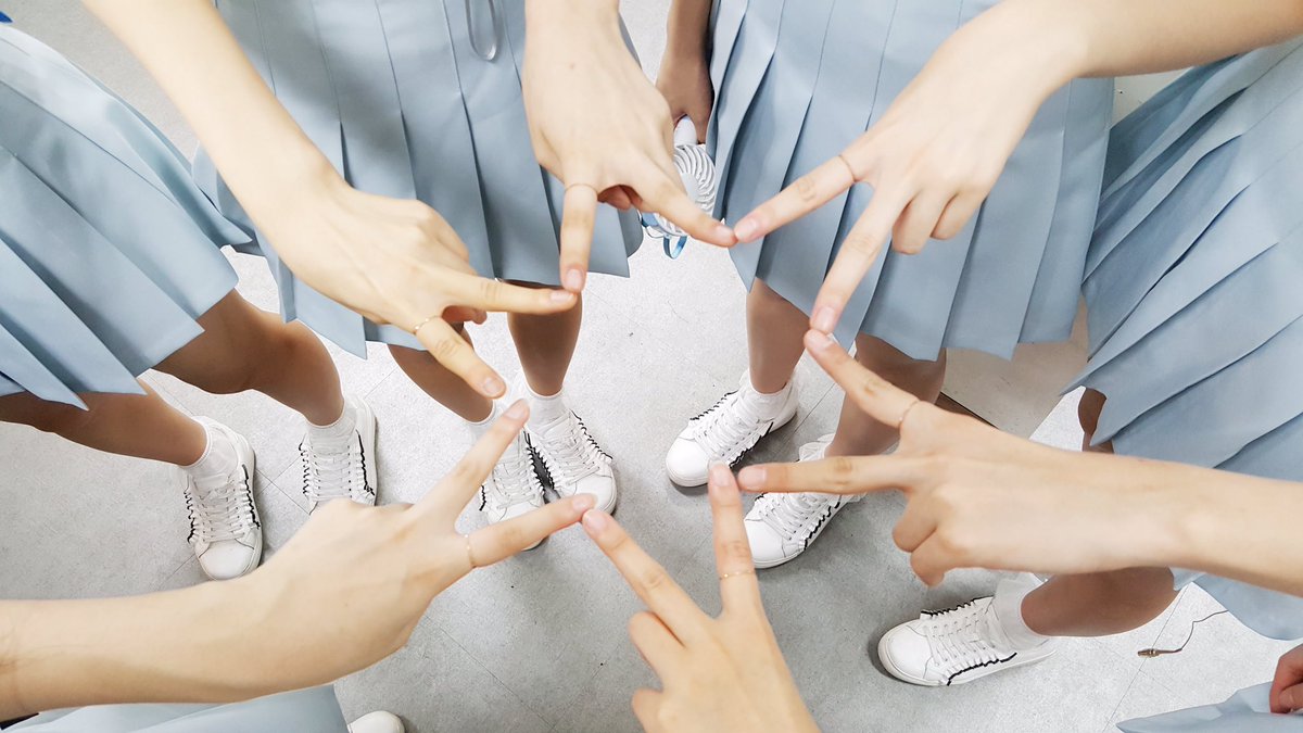 bonusbaby_twt's tweet photo. [#보너스베이비]
보너스베이비 데뷔 200일을 맞이하여 오늘 저녁 6시! 트위터 LIVE를 통해 200일 기념 생중계가 진행됩니다! 모두 늦지 않게 들어오세요🎂🎉
#보너스베이비_200일
#문희 #하윤 #채현 #다윤 #공유 #가온 https://t.co/juAS1b1mXD