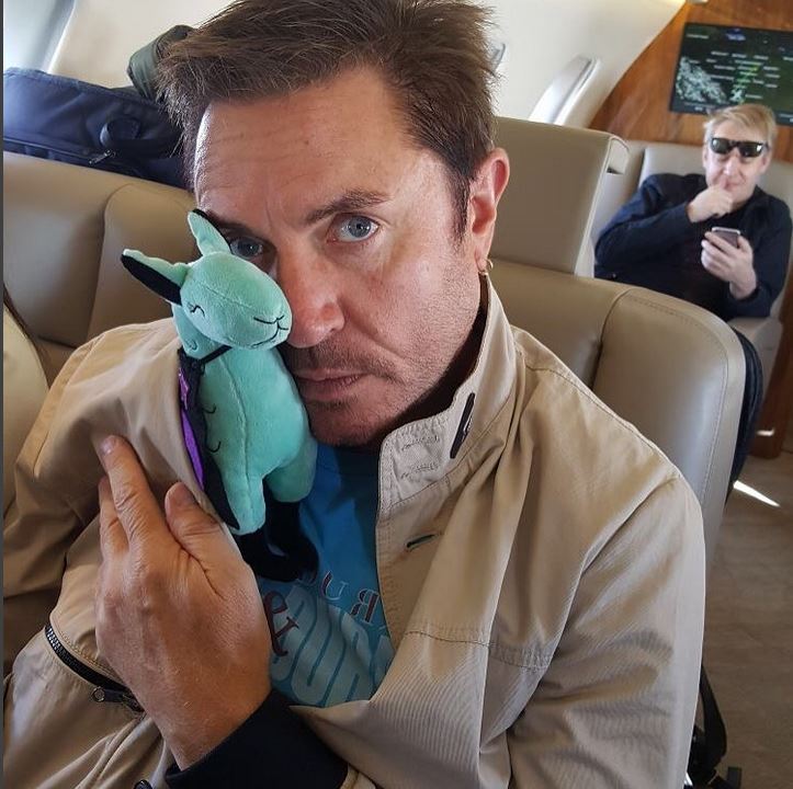 Tin_Hotha's tweet photo. Hmmm looks like @SimonJCLeBON is getting well taken care of on the way back from Hawaii #StageLeftDoris https://t.co/juzbSwGrE0