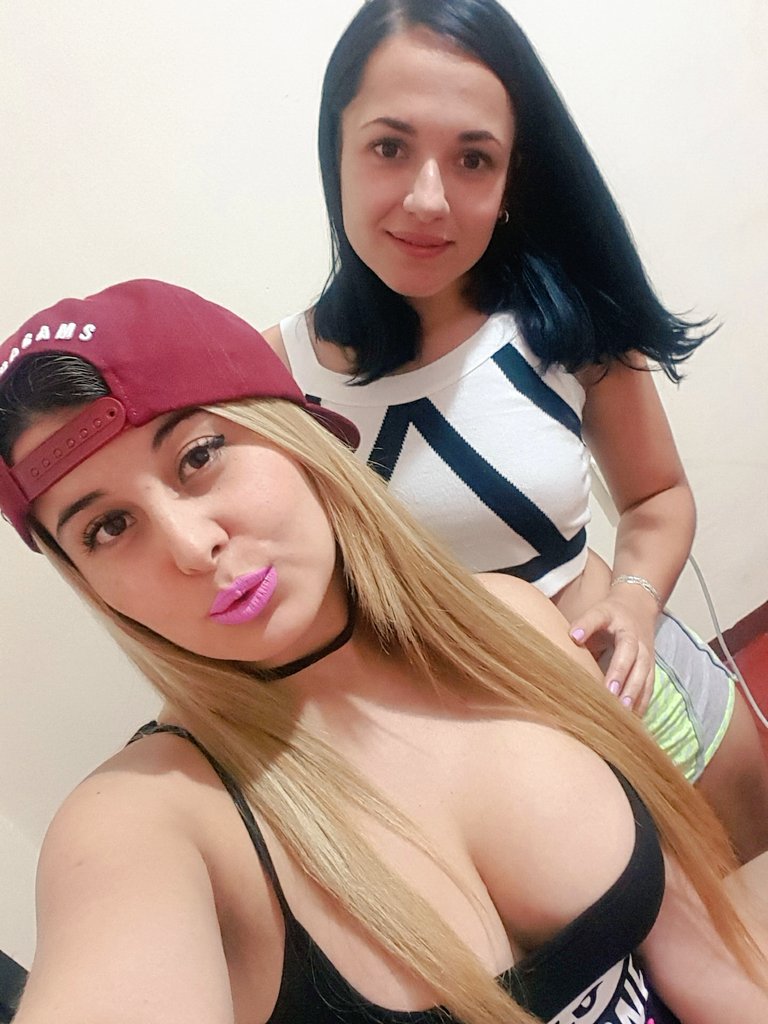 sara_bitoni's tweet photo. Online with my friend 👭😘😈 https://t.co/4R1GMxspAy
