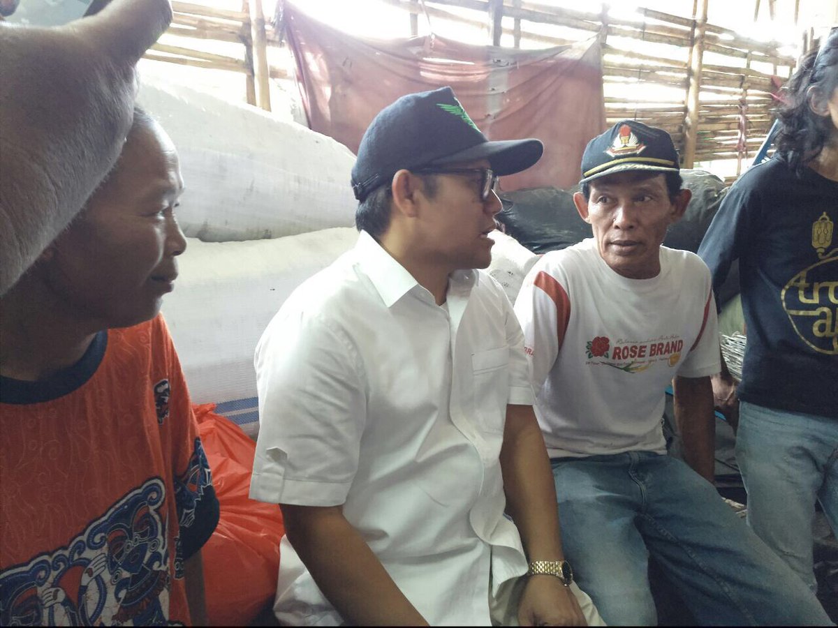 DPP_PKB's tweet photo. Setelah memberikan sambutan pada #PasarMurahPKB, @cakiminpkb meninjau dan berdialog dg warga yg tinggal si kolong Tol Penjaringan. https://t.co/QYxIjhQNks