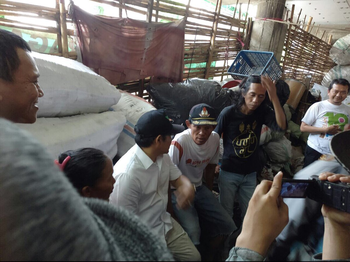 DPP_PKB's tweet photo. Setelah memberikan sambutan pada #PasarMurahPKB, @cakiminpkb meninjau dan berdialog dg warga yg tinggal si kolong Tol Penjaringan. https://t.co/QYxIjhQNks