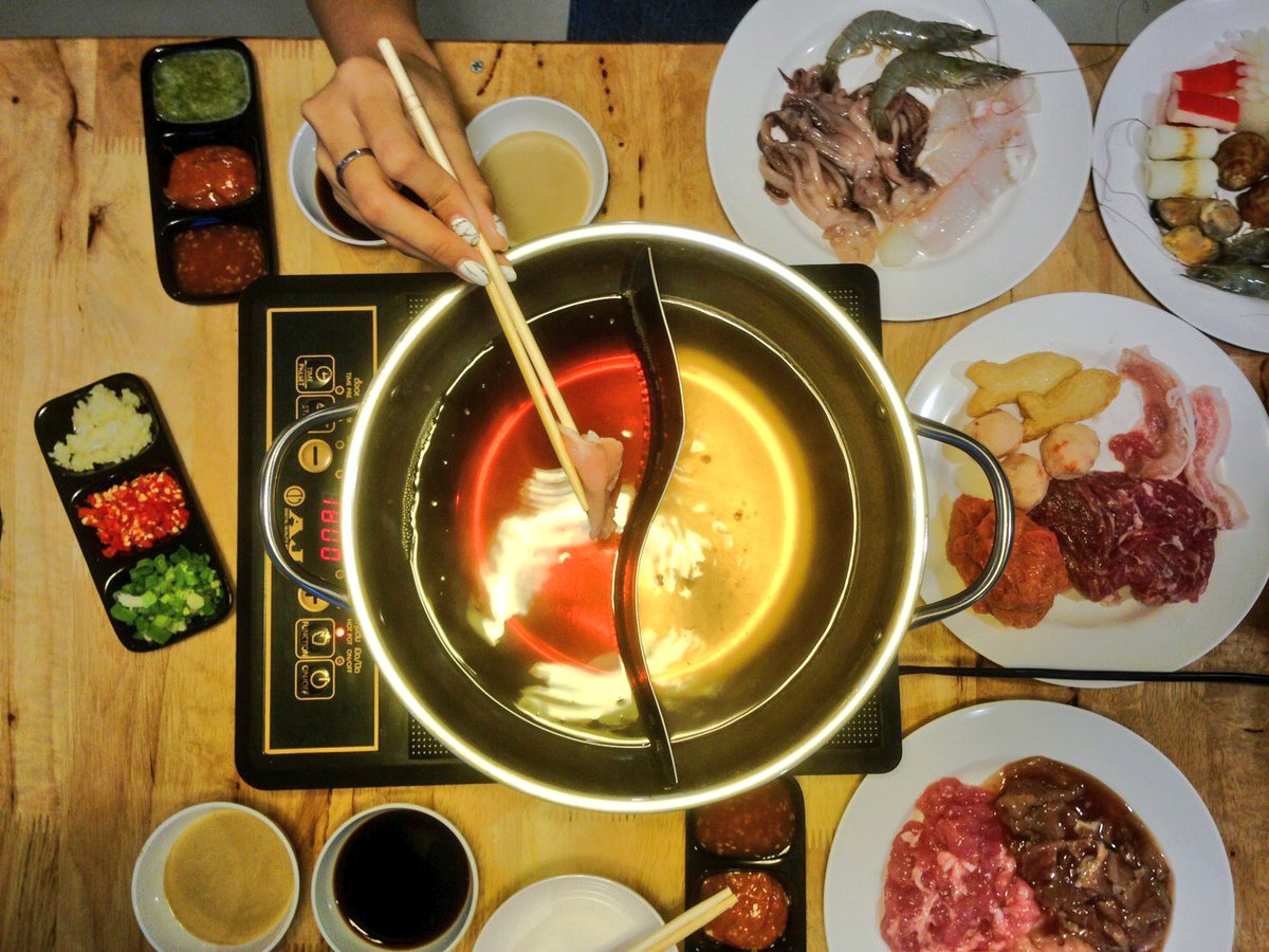 reviewchiangmai's tweet photo. ยัยไหมหมูจุ่ม มีแบบบุฟเฟ่ต์ชาบูแล้วในราคาเพียง 199.- รวมเครื่องดื่ม น่าโดนสุดๆ🤤
พิกัด : ใกล้วิทยาลัยนาฏศิลป์
เปิดทุกวันเวลา 17.00-24.00 น. https://t.co/2sOHe8nCFB
