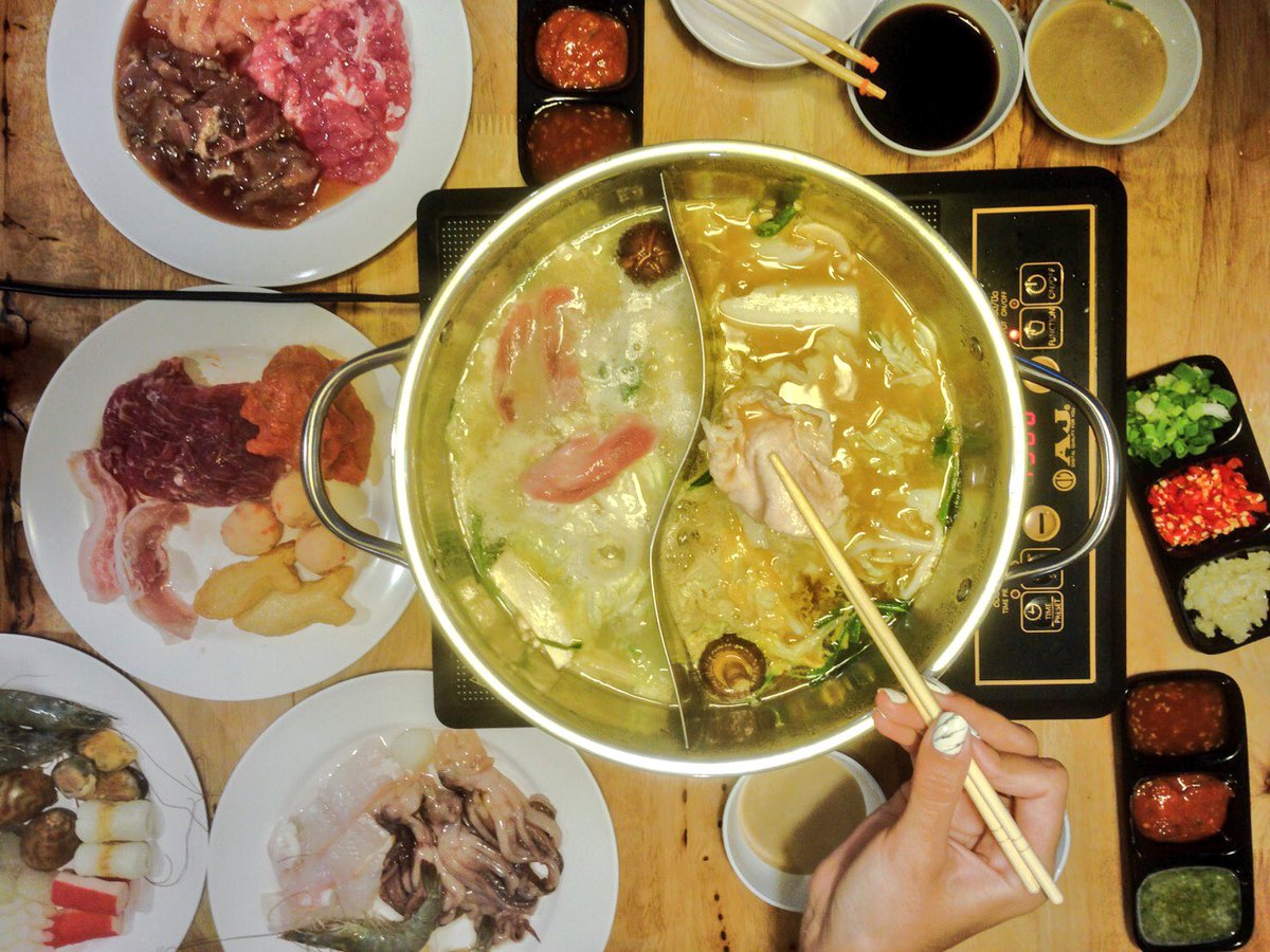 reviewchiangmai's tweet photo. ยัยไหมหมูจุ่ม มีแบบบุฟเฟ่ต์ชาบูแล้วในราคาเพียง 199.- รวมเครื่องดื่ม น่าโดนสุดๆ🤤
พิกัด : ใกล้วิทยาลัยนาฏศิลป์
เปิดทุกวันเวลา 17.00-24.00 น. https://t.co/2sOHe8nCFB