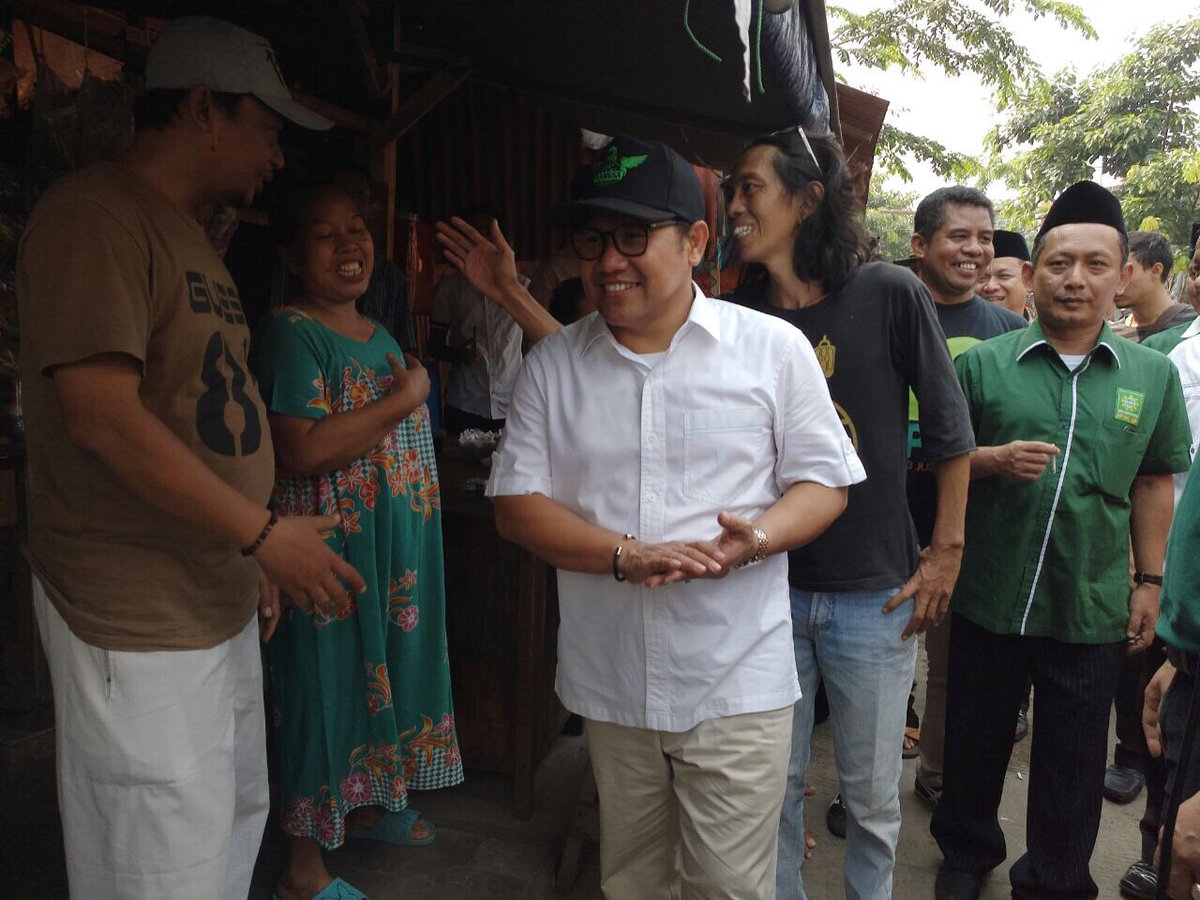 EmHasanuddin's tweet photo. Menyusuri kolong jembatan di penjaringan @cakiminpkb minta pemerintah agar punya cara n langkah komprehensif menyelesaikannya #PasarMurahPKB https://t.co/o2oO19WzID