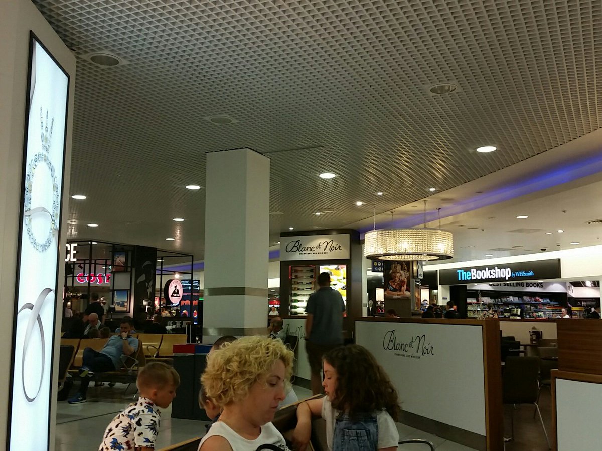 BeastBoy7e3's tweet photo. 😄In airport going Ibiza for two weeks can't wait😄 https://t.co/PQfioVUkWC