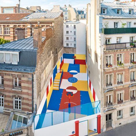 dezeen's tweet photo. Pigalle Duperré is a colourful basketball court tucked between a row of Parisian apartments: https://t.co/4NKECkHgqX https://t.co/LUXTTl5FZW