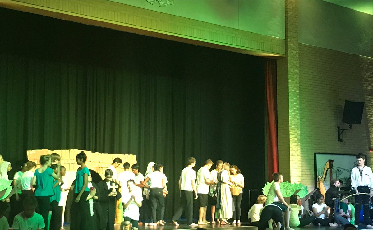 PatesHouses's tweet photo. Fantastic curtain raising evening of House Drama 2017... Jammed packed audience embrace the 5 legends of the world performances #BGPRY https://t.co/vtUOhvWAIW