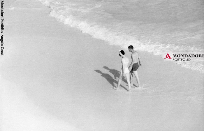 M_Portfolio's tweet photo. Esplorando l'archivio:
Foto di #AngeloCozzi che ritrae una coppia di sposi alle #Bermuda. Pubblicata su @Grazia nel 1965.
#MP_archive https://t.co/Da6rAIma8N