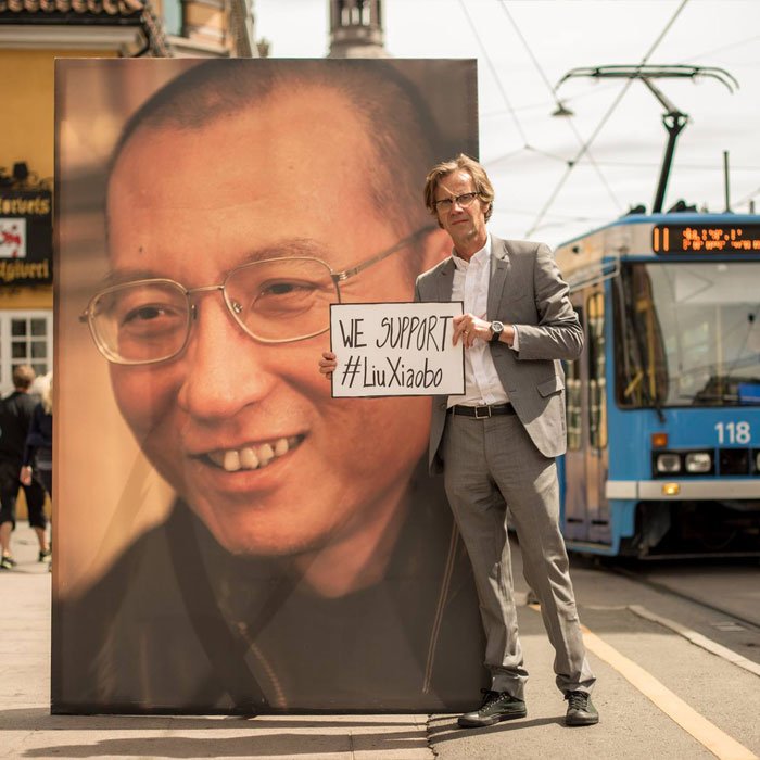 amnestychinese's tweet photo. 今天是诺贝尔和平奖得主 #刘晓波 逝世的头七，世界各地热爱自由的人都在沉痛哀悼这个勇敢声音的消寂，我们在挪威、荷兰和香港也为这位人权巨人举行了追思。而纪念他的最好方式无疑是传承他为捍卫公民说真话的权利所做的抗争。https://t.co/Pfz007aqJj https://t.co/Z5rC7Z6NyZ