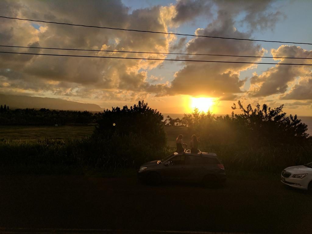 Lesstakeoff's tweet photo. Sunset in Hawaii #sunset #hawaii #islandboy #hawaiiboy #livingaloha #travelphotography #travelblogger #V4D #lesstakeoff #LTO #peace https://t.co/a14e40oElE