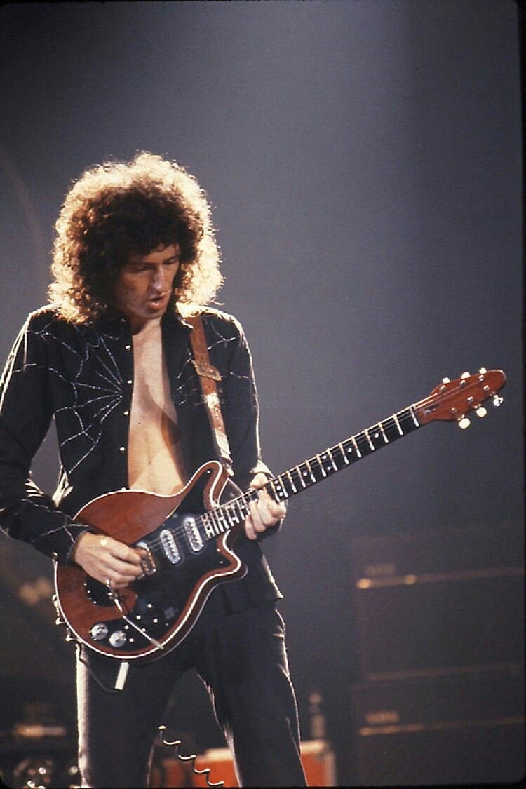 Happy 70th Birthday Brian May 

Queen - Killer Queen (Live on Top of the Pops) 

 