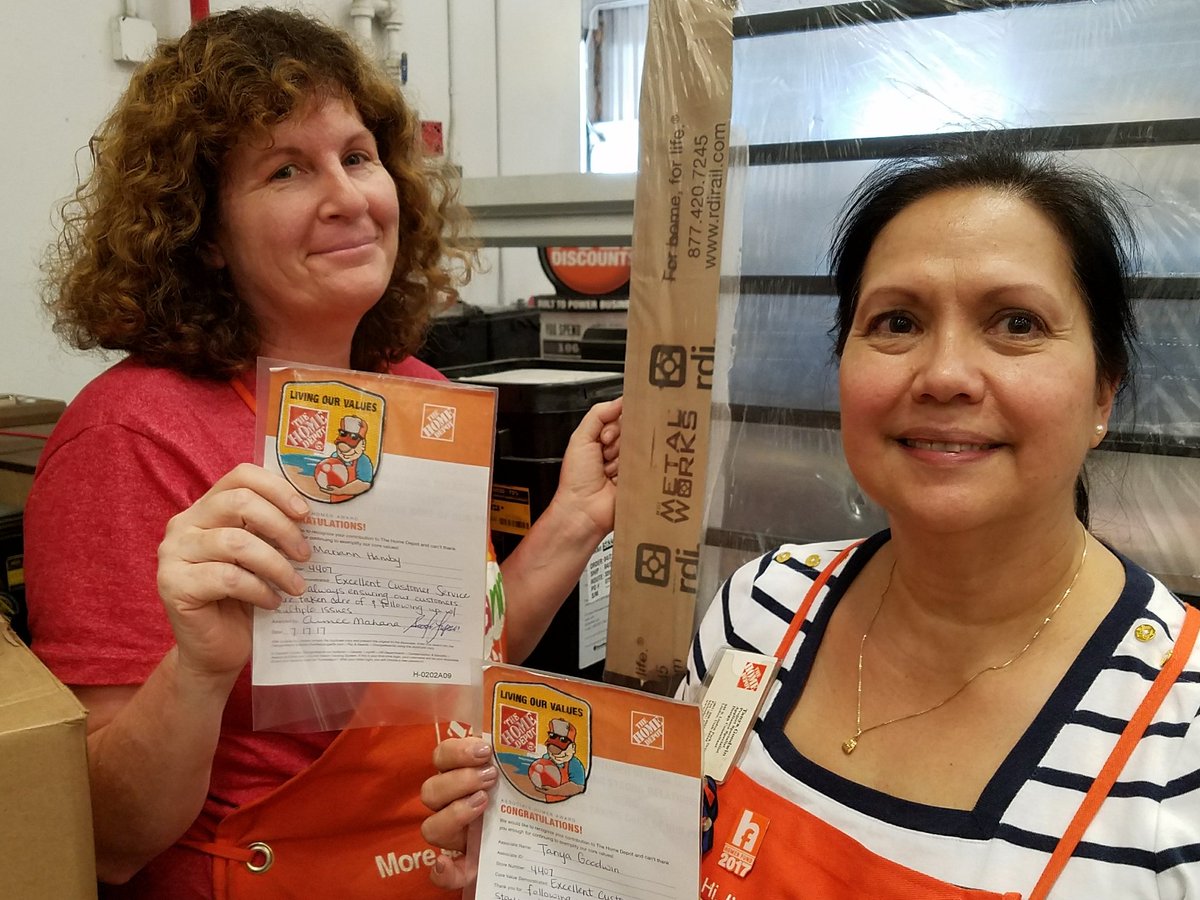 mahanaimee1's tweet photo. Our COS' work hard day in and day out. Thanks for all you do for the #Phenomenal4407 Mariann and Tanya! https://t.co/pk1On3pU2W