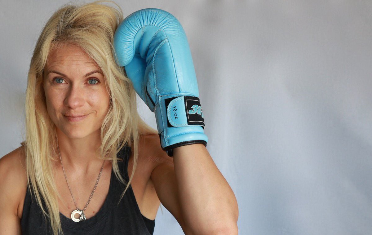 30minutehit's tweet image. A lady always wears gloves. 

#nomakeupneeded #justapairofgloves