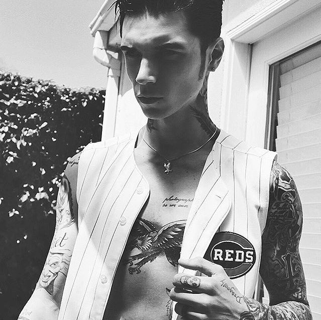 Idziemy spać z marzeniami, budzimy się z rzeczywistością.'