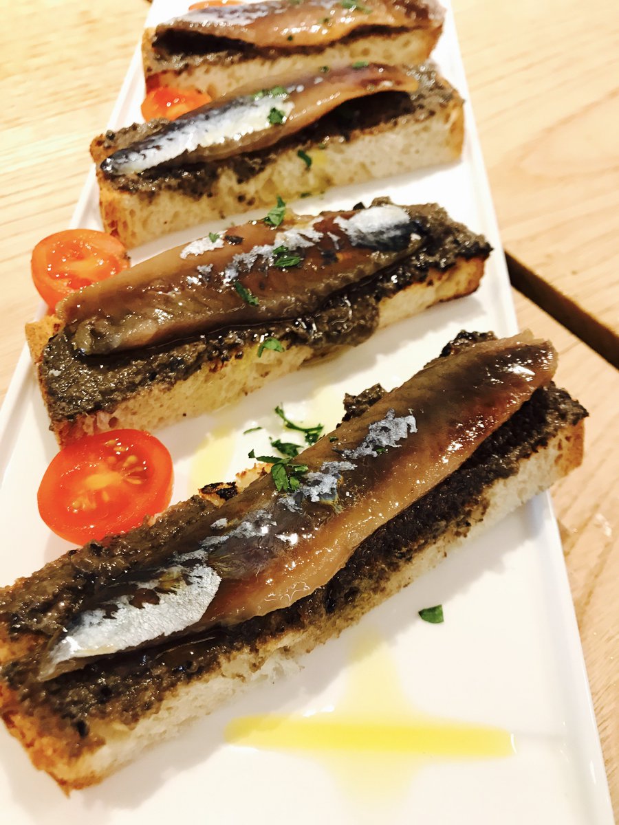 AlimentaSelecta's tweet photo. @SevillaPapirusa #tostas de #anchoas de #Santoña sobre tomate y pan de #Burguillos https://t.co/4r4zy7EmUL #gourmet #vinos
