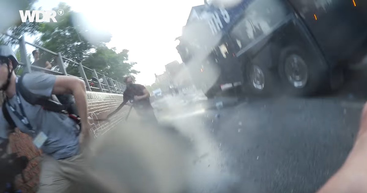 g20_doku's tweet image. Neues Ereignis: Polizei richtet Wasserwerfer auf Gruppe Journalisten #G20 #polizeigewalt g20-doku.org/2017/07/06/pol…