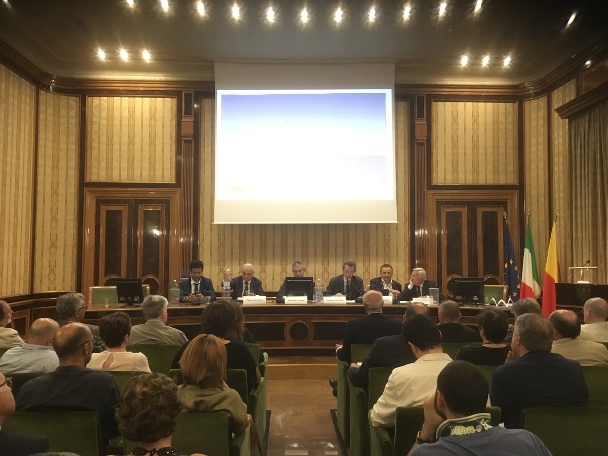 UninaIT's tweet photo. Manfredi:"Dobbiamo partire dalla capacità dei nostri giovani, il nostro patrimonio, e trasformarlo in sviluppo"#CampaniaNewSteel #FedericoII https://t.co/5MoxSMsUaf