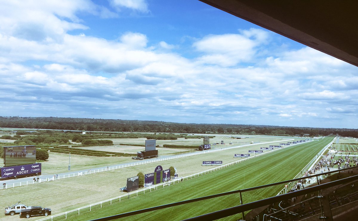 LisaBatemanIS's tweet image. Great day with The 100 Property Club @propertyraceday @Ascot @PristineLondon