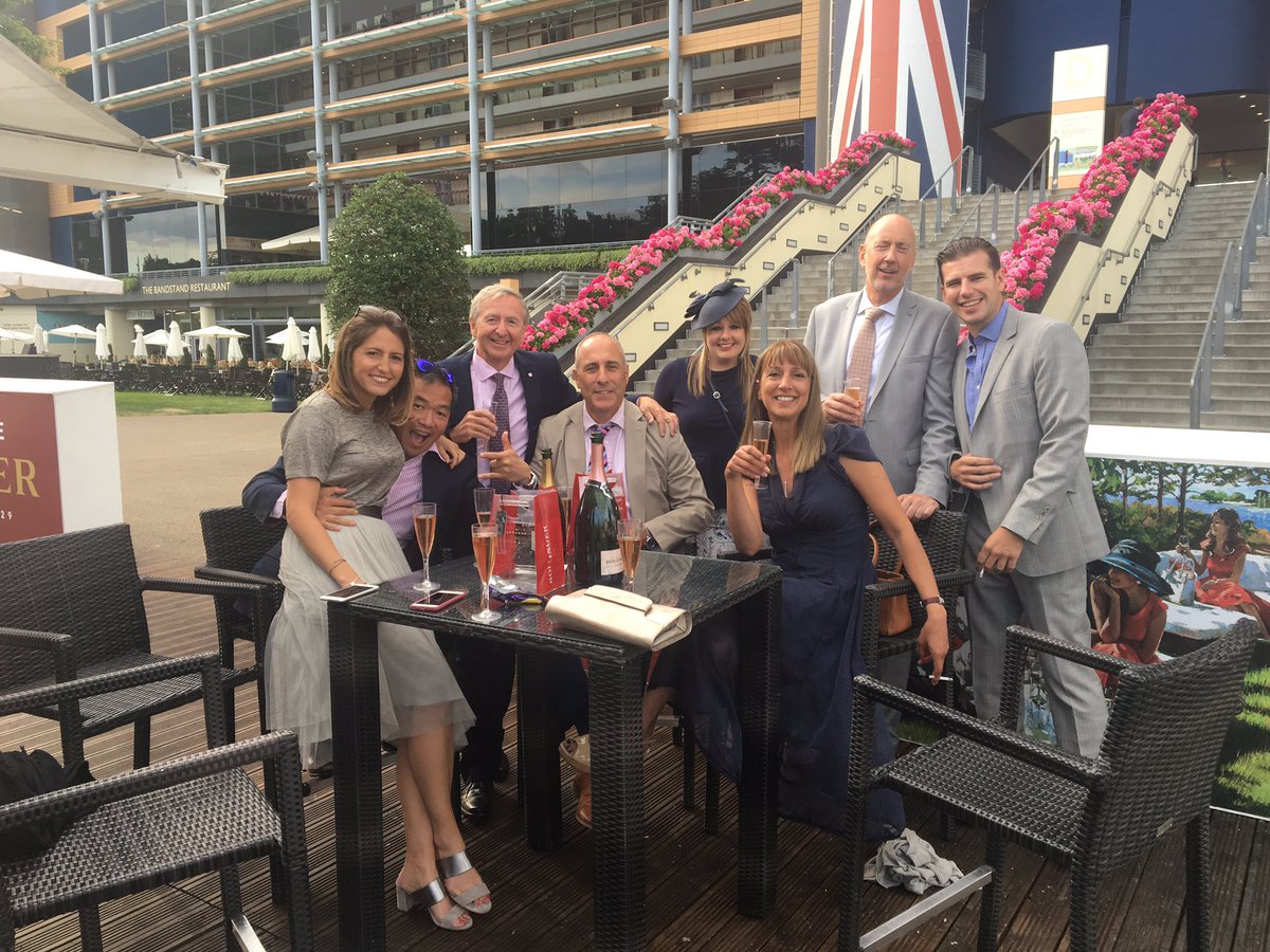 LisaBatemanIS's tweet image. Great day with The 100 Property Club @propertyraceday @Ascot @PristineLondon