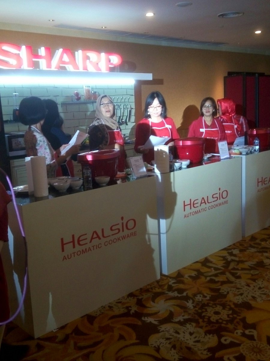 ria_andikaa's tweet image. Cheff nya dgn sabar bantuin peserta #SharpCookingClub battle yg lagi buat risoto dgn #SharpHealsio @sharpindonesia