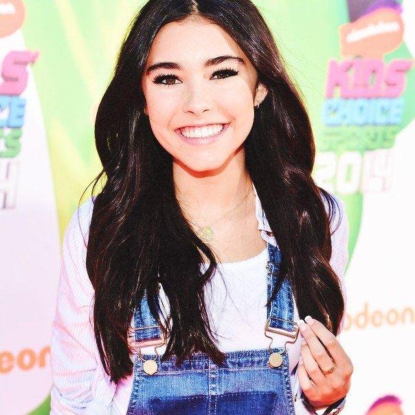 Φ Layla Müller.
Φ 19 años.
Φ Estudiante de Historia del Arte.
Φ Kappa Sigma.