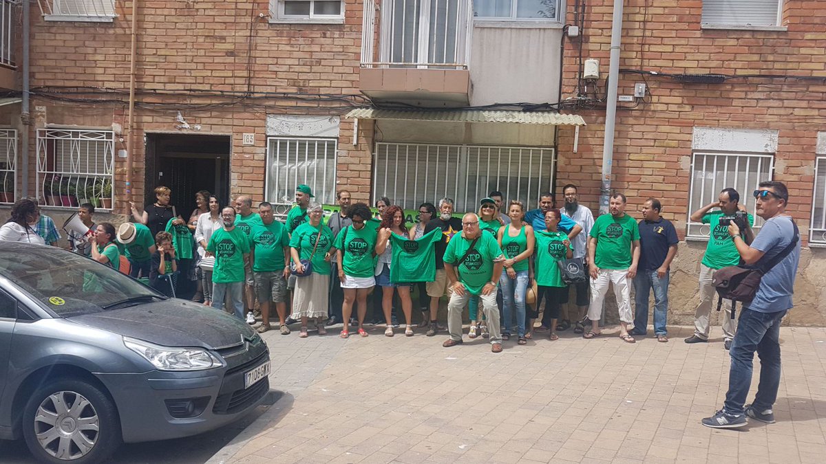 PAH_Trs's tweet photo. @Bankia Los malos llegan a las 13h: necesitamos apoyo para que no se desahucie en #Terrassa #StopDesahucios👉Todas a c/Sta Cecília 183 (Can Anglada). https://t.co/JtWQioPcDR