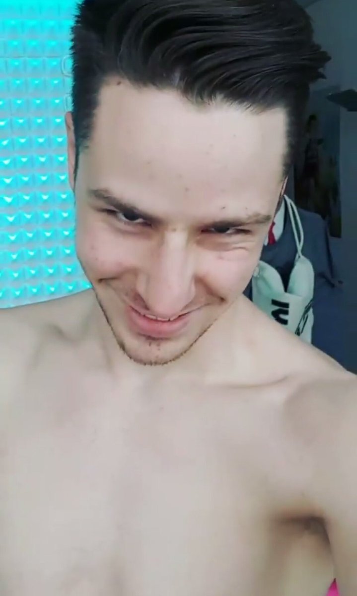 rewilacht's tweet photo. Rewi lacht, weil er gerade viele Menschen verstört hat. https://t.co/hPItPq70t9