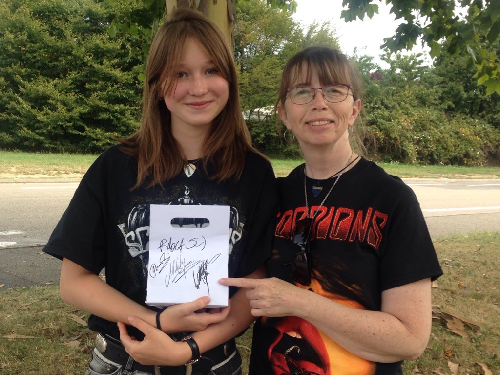 RaphaelleLD's tweet photo. @rudolfschenker @scorpions @themikkeydee Thank u for your signatures yesterday in Nîmes! @Marie4Scorps @LeaScorpions https://t.co/uhQdFmjRRh