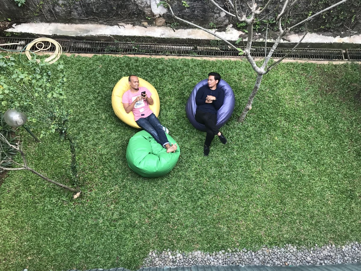 gdilab's tweet photo. Taman belakang kantor memang terbaik!
Spot paling enak buat diskusi hingga rehat sejenak dari rutinitas kantor yang melelahkan :)) #GDILife https://t.co/MKnQT88ywT