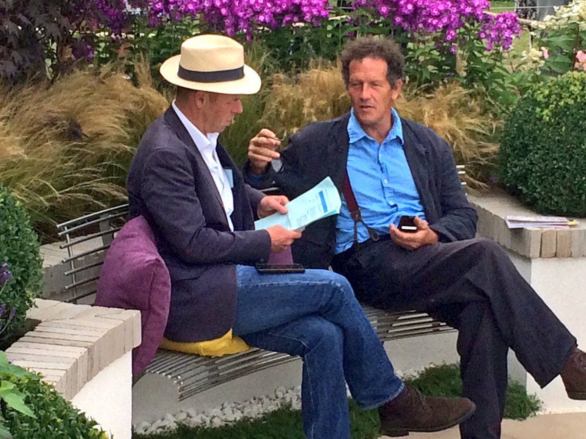CrohnsColitisUK's tweet photo. Joe Swift and @TheMontyDon filming #GardenersWorld in the #Crohns Garden: #FacingFearFindingHope in support of @CrohnsColitisUK #RHSTatton https://t.co/ViqXRNvjCN