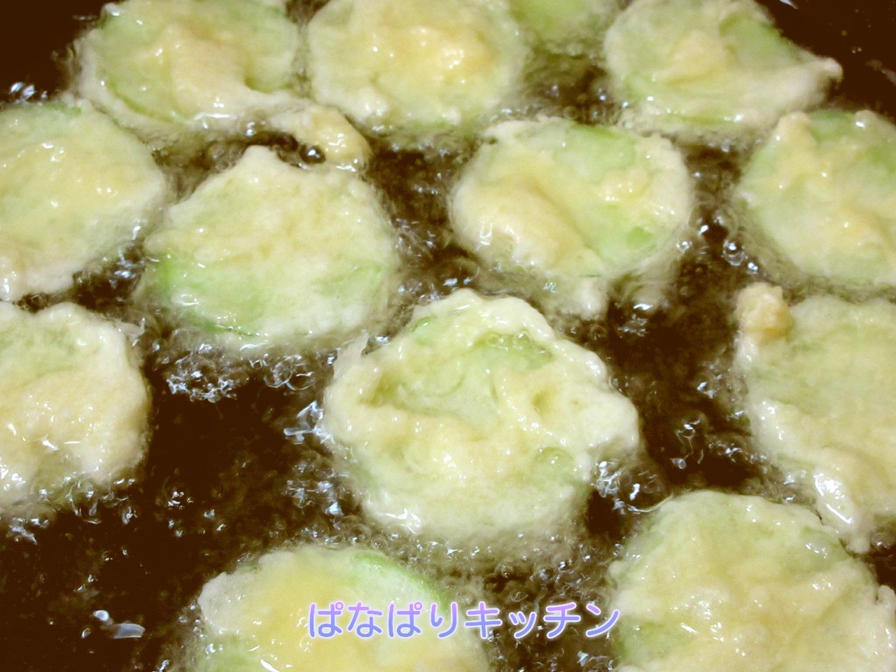 Pana へちまの天ぷらを揚げています つまみ食いしたら へちまに甘味があっておいしです 沖縄料理 琉球料理 ヘチマ T Co Qduigl9rhy Twitter