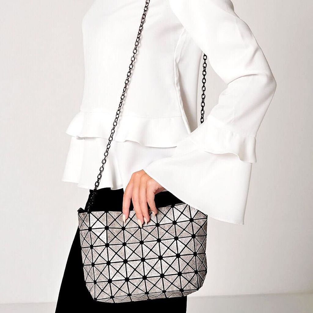iclothing's tweet photo. Life Is Short. Buy The Bag!
👛 'Bernie Geometric Bag in Silver'
.
.
.
#iclothing #bag #geometric #silver #shoulderb… https://t.co/GbpmJ0fpf0 https://t.co/7HNqdZwnWE