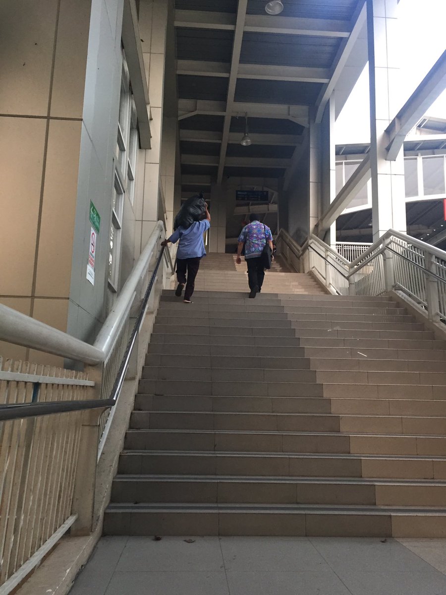 Shantipeggy's tweet photo. @CommuterLine sebaiknya pintu masuk stasiun Kebayoran memakai eskalator, kasihan org2 Yg bawa barang apalagi manula https://t.co/17BCJmIfJ8