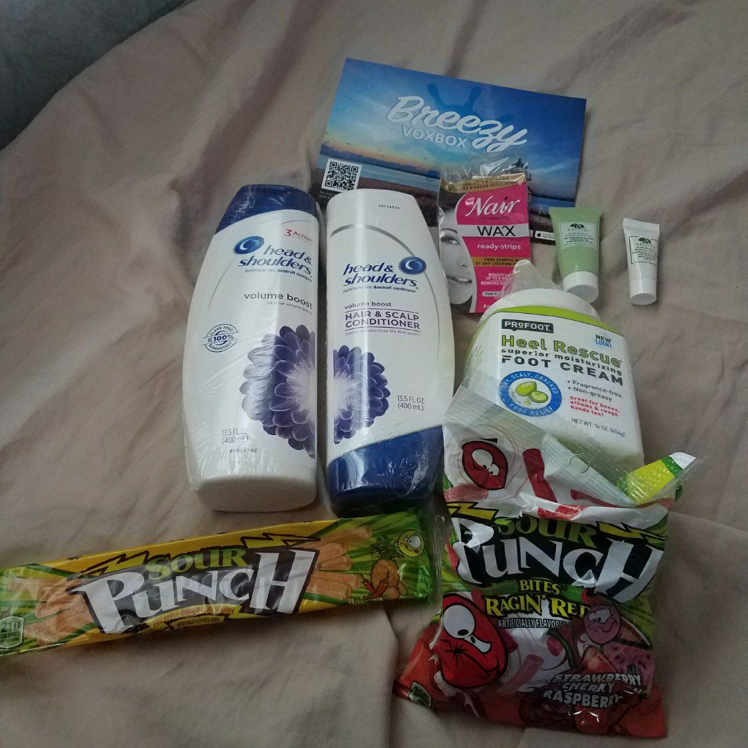 Tiiina_Baaby's tweet photo. My complimentary box of samples to review 😊
#breezyvoxbox
@Influenster #Contest #headandshoulders #naircare #profoot #origins #sourpunch https://t.co/LTlIkTdnkf
