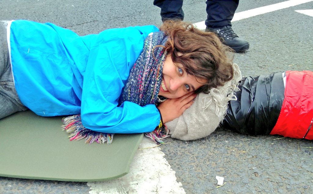 reclaimthepower's tweet photo. 6 locked on (5 women, 1 security guard?!), 3 armtubes at Preston New Road. #Girlpower #RollingResistance #Wesaidno https://t.co/oc681bviLc
