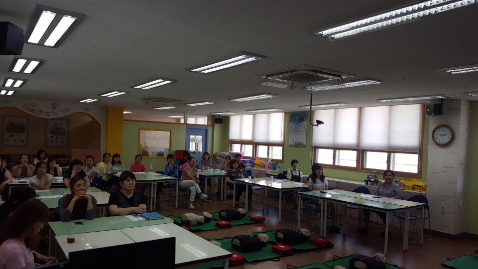 #성남시#분당구보건소 판교초등학교 교직원을 대상으로 심폐소생술과 자동심장충격기 사용법 교육을 실시하고 있습니다.  동영상을 이용한 시청각 이론수업과 실습을 통해 마네킹에 전기충격 전달!! 참 쉽죠~~👍👍내손에서 시작되는 기적!!  심폐소생술 입니다